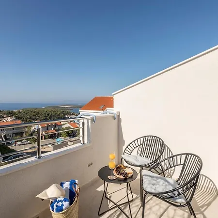Hvar De Luxe 1 *