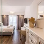 Hvar De Luxe 1 *